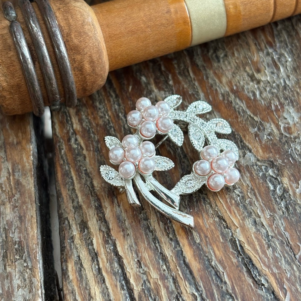 Brooch with faux pearls